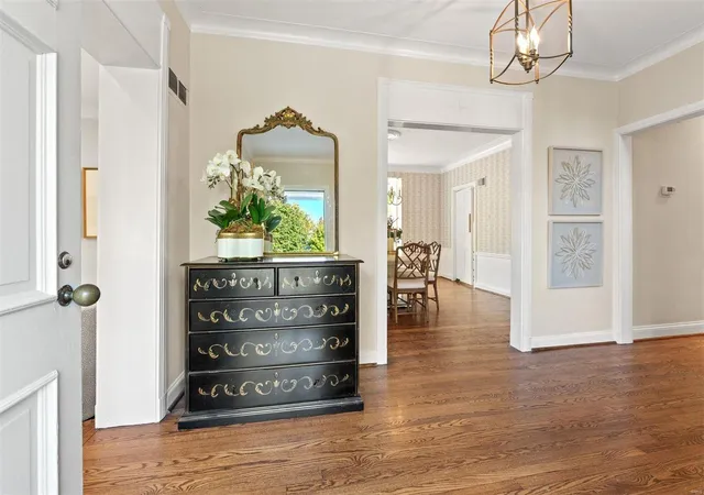 Photo 2 of Sale Pending at 20 Briarcliff, Saint Louis, MO 63124 | MLS# 24065425 | Listing updated on 2024-10-26