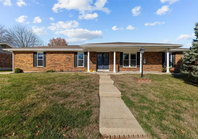 Photo 1 of Sale Pending at 3304 Cottonwood Dr, Saint Charles, MO 63301 | MLS# 24065829 | Listing updated on 2024-12-17