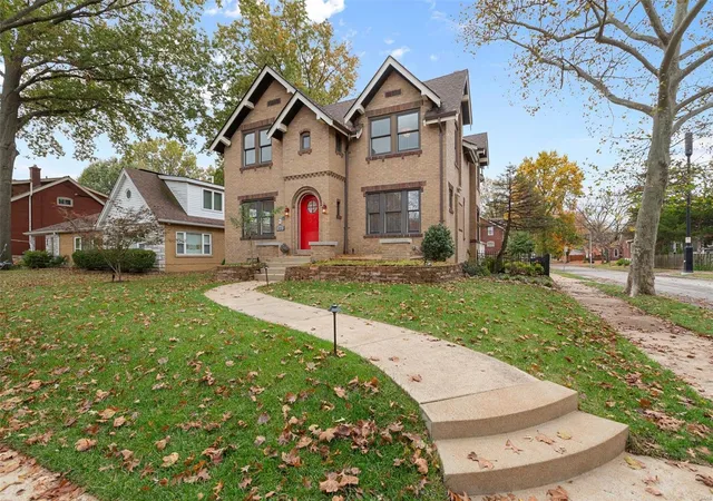Photo 2 of Sale Pending at 4096 Holly Hills Blvd, Saint Louis, MO 63116 | MLS# 24065977 | Listing updated on 2024-11-17