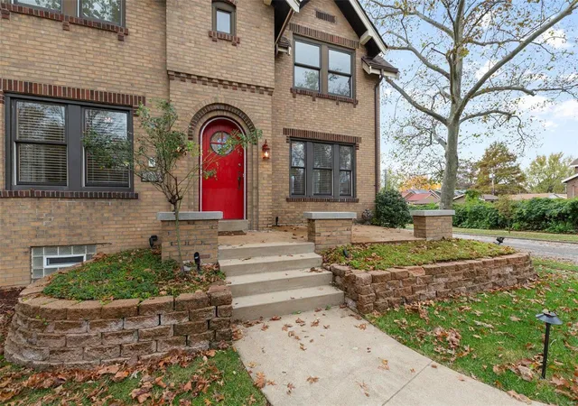 Photo 3 of Sale Pending at 4096 Holly Hills Blvd, Saint Louis, MO 63116 | MLS# 24065977 | Listing updated on 2024-11-17