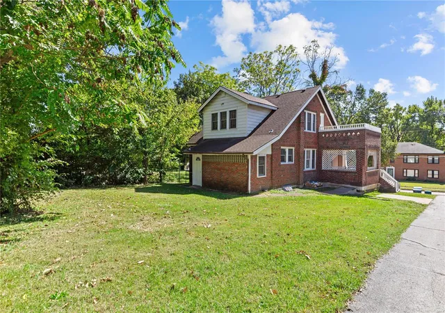 Photo 3 of Single family home for sale at 215 Carson Rd, Saint Louis, MO 63135 | MLS# 24066129 | Listing updated on 2025-02-28