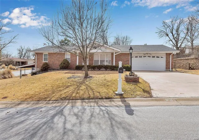 Photo 1 of Single family home for sale at 801 Clarence Dr, Saint Charles, MO 63301 | MLS# 24066376 | Listing updated on 2024-12-16