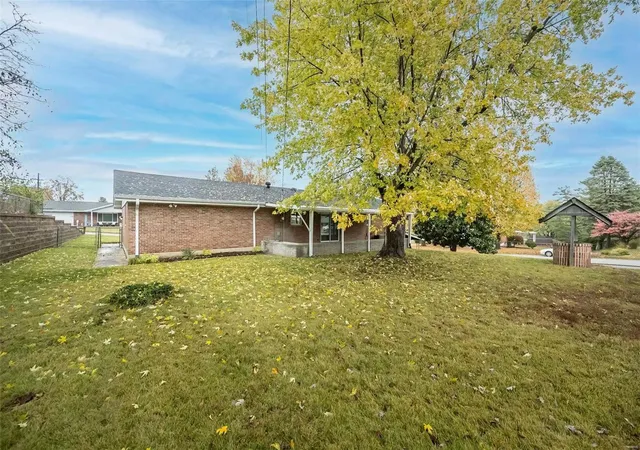 Photo 3 of Single family home for sale at 801 Clarence Dr, Saint Charles, MO 63301 | MLS# 24066376 | Listing updated on 2024-12-16