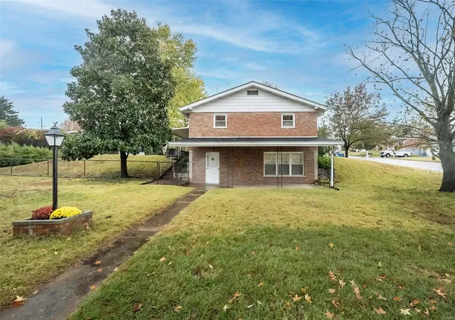 Photo 4 of Single family home for sale at 801 Clarence Dr, Saint Charles, MO 63301 | MLS# 24066376 | Listing updated on 2024-12-16