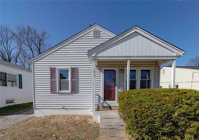 Photo 1 of Single family home for sale at 1025 Lindemann Rd, Saint Louis, MO 63131 | MLS# 24066405 | Listing updated on 2025-03-05