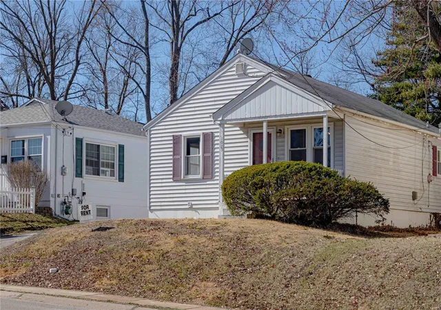 Photo 2 of Single family home for sale at 1025 Lindemann Rd, Saint Louis, MO 63131 | MLS# 24066405 | Listing updated on 2025-03-05