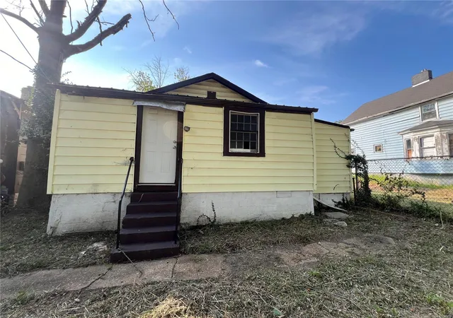 Photo 3 of Single family home for sale at 3928 Oakwood Ave, Saint Louis, MO 63121 | MLS# 24066603 | Listing updated on 2024-12-17