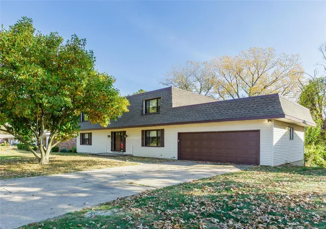 Photo 2 of Sale Pending at 29 San Carlos Dr, Saint Charles, MO 63303 | MLS# 24066669 | Listing updated on 2024-11-05