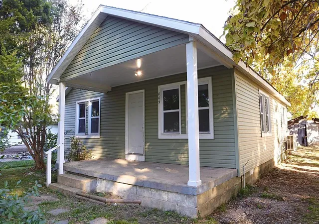 Photo 1 of Single family home for sale at 805 W Henry St, Poplar Bluff, MO 63901 | MLS# 24066706 | Listing updated on 2024-11-12