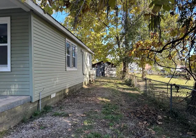 Photo 2 of Single family home for sale at 805 W Henry St, Poplar Bluff, MO 63901 | MLS# 24066706 | Listing updated on 2024-11-12