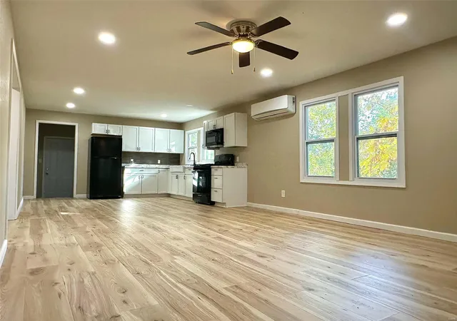 Photo 3 of Single family home for sale at 805 W Henry St, Poplar Bluff, MO 63901 | MLS# 24066706 | Listing updated on 2024-11-12
