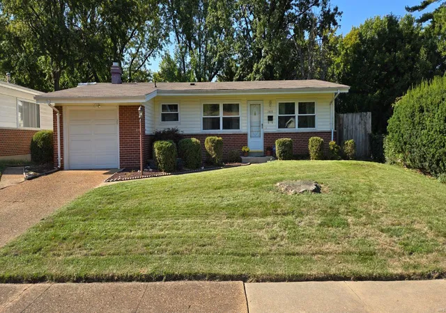 Photo 1 of Single family home for sale at 1435 Arlington Dr, Florissant, MO 63033 | MLS# 24066778 | Listing updated on 2024-11-25