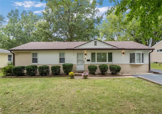 Photo 1 of Single family home for sale at 1703 Foster Dr, Belleville, IL 62226 | MLS# 24066866 | Listing updated on 2024-10-28