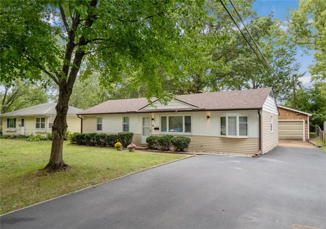 Photo 2 of Single family home for sale at 1703 Foster Dr, Belleville, IL 62226 | MLS# 24066866 | Listing updated on 2024-10-28
