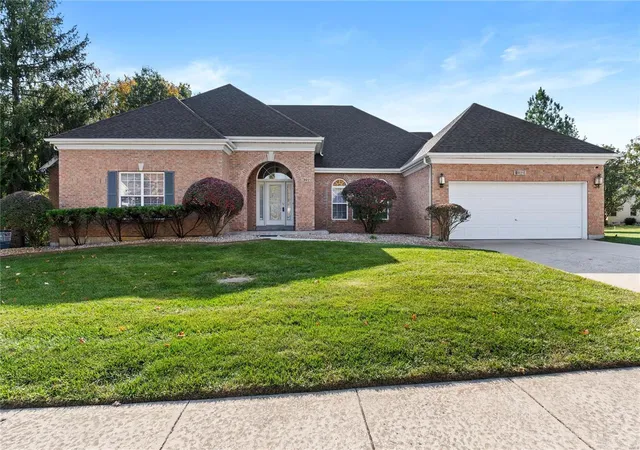 Photo 1 of Sale Pending at 921 Locksley Manor Dr, Lake Saint Louis, MO 63367 | MLS# 24067022 | Listing updated on 2024-11-18