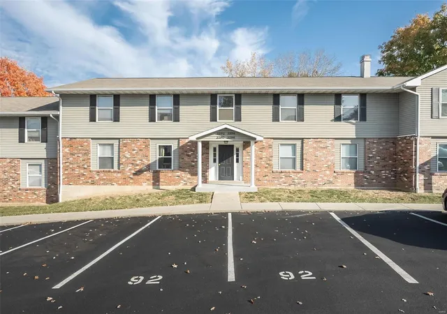 Photo 1 of Sale Pending at 2294 Highland Hill Dr #H, Saint Peters, MO 63376 | MLS# 24067196 | Listing updated on 2024-11-21