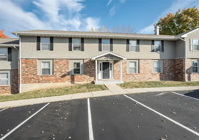 Listing Photo 3 - Condo for sale in building located at 2294 Highland Hl Dr, Saint Peters, MO 63376 - Unit #H