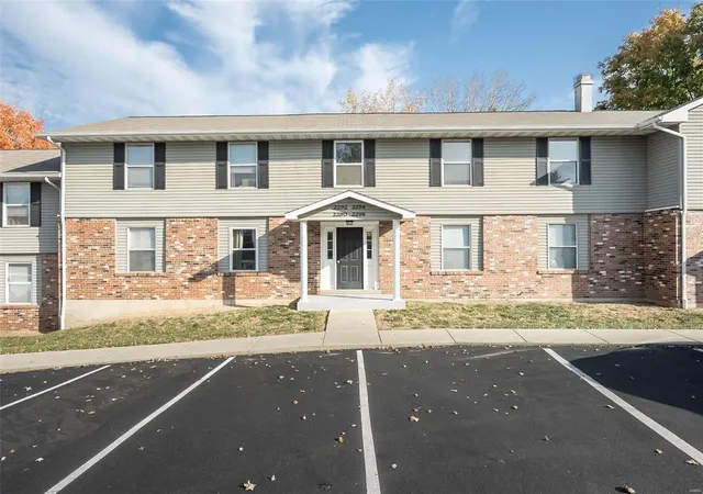 Listing Photo 4 - Condo for sale in building located at 2294 Highland Hl Dr, Saint Peters, MO 63376 - Unit #H