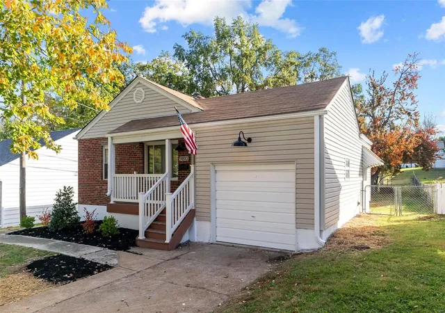 Photo 3 of Sale Pending at 9810 Huntingdon Ln, Saint Louis, MO 63123 | MLS# 24067307 | Listing updated on 2024-11-18