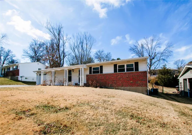 Photo 2 of Single family home for sale at 1315 Jeanne Hills Dr, Saint Louis, MO 63146 | MLS# 24067337 | Listing updated on 2025-03-17