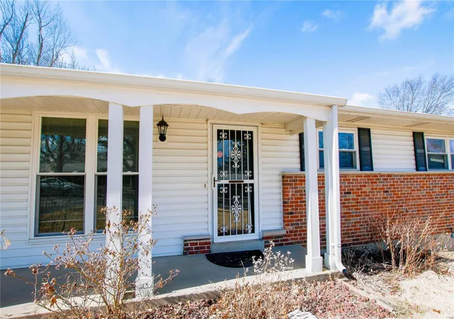 Photo 3 of Single family home for sale at 1315 Jeanne Hills Dr, Saint Louis, MO 63146 | MLS# 24067337 | Listing updated on 2025-03-17