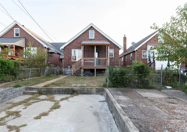 Photo 2 of Sale Pending at 5733 Chippewa St, Saint Louis, MO 63109 | MLS# 24067364 | Listing updated on 2024-11-21