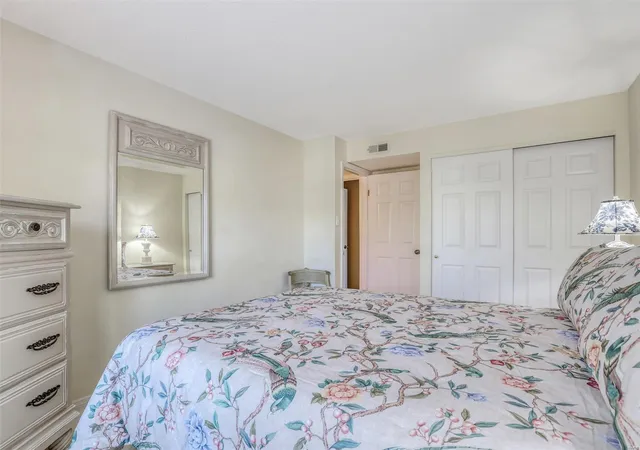 2nd image of 2323 Manor Grv, Chesterfield, MO 63011
