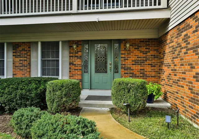 Photo 2 of Single family home for sale at 529 Cross Green Ln, Saint Louis, MO 63141 | MLS# 24067603 | Listing updated on 2024-12-12