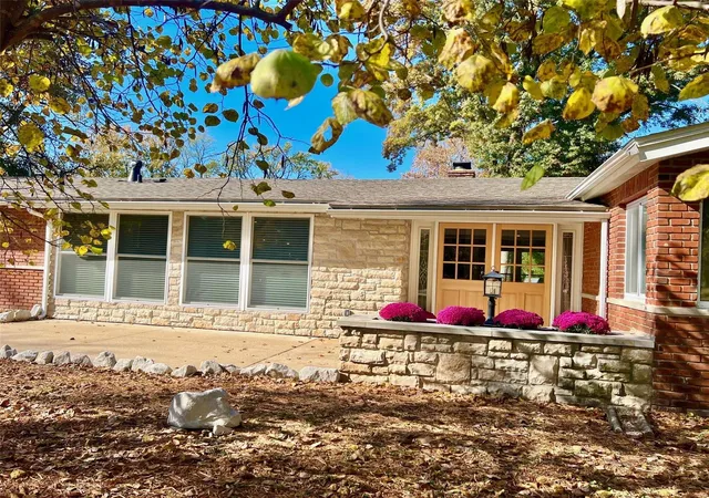 Photo 3 of Single family home for sale at 5 Chasselle Ln, Saint Louis, MO 63141 | MLS# 24067635 | Listing updated on 2024-12-16