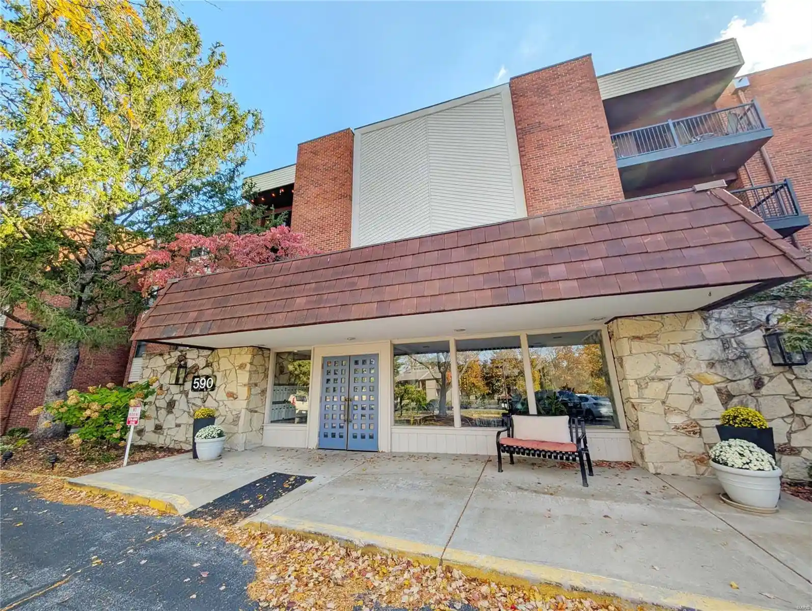 Listing Photo 1 - Condo for sale in 590 Sarah Ln located at 590 Sarah Ln, Creve Coeur, MO 63141 - Unit #208