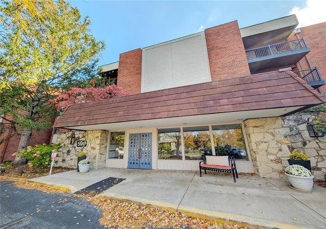 Listing Photo 1 - Condo for sale in building located at 590 Sarah Ln, Creve Coeur, MO 63141 - Unit #208