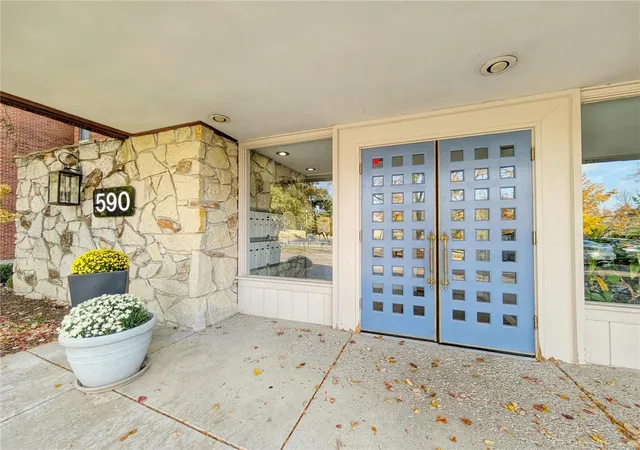 Listing Photo 2 - Condo for sale in building located at 590 Sarah Ln, Creve Coeur, MO 63141 - Unit #208
