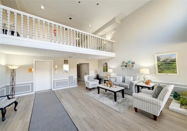 Listing Photo 3 - Condo for sale in building located at 590 Sarah Ln, Creve Coeur, MO 63141 - Unit #208