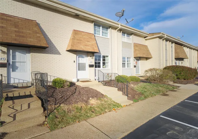 Photo 2 of Townhouse for sale at 843 Wendevy Ct, Ballwin, MO 63011 | MLS# 24067951 | Listing updated on 2024-12-16