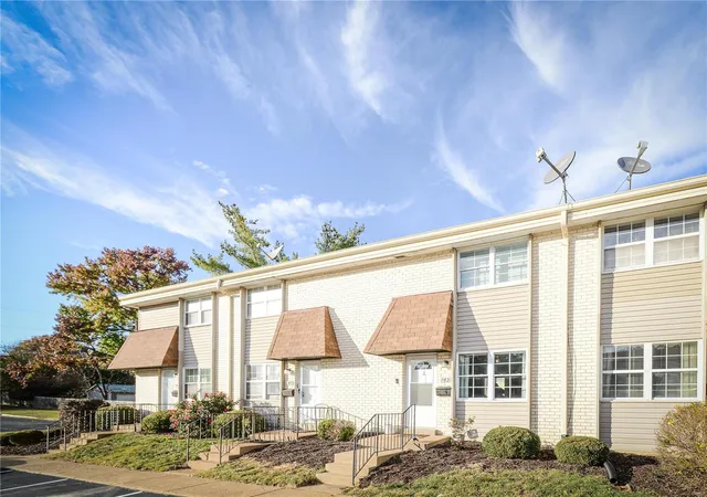 Photo 3 of Townhouse for sale at 843 Wendevy Ct, Ballwin, MO 63011 | MLS# 24067951 | Listing updated on 2024-12-16