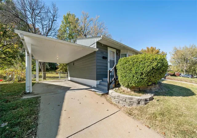 Photo 2 of Single family home for sale at 10125 Dellridge Ln, Saint Louis, MO 63136 | MLS# 24068080 | Listing updated on 2025-03-12