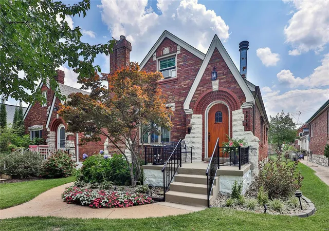 Photo 1 of Sale Pending at 6546 Lindenwood Pl, Saint Louis, MO 63109 | MLS# 24068215 | Listing updated on 2024-12-13