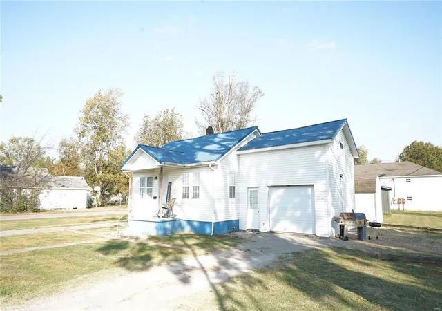 Photo 2 of Single family home for sale at 1303 Olive St, Dexter, MO 63841 | MLS# 24068298 | Listing updated on 2024-11-28