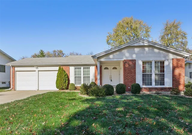 Photo 3 of Single family home for sale at 11827 Gold Leaf Dr, Saint Louis, MO 63146 | MLS# 24068470 | Listing updated on 2024-12-03