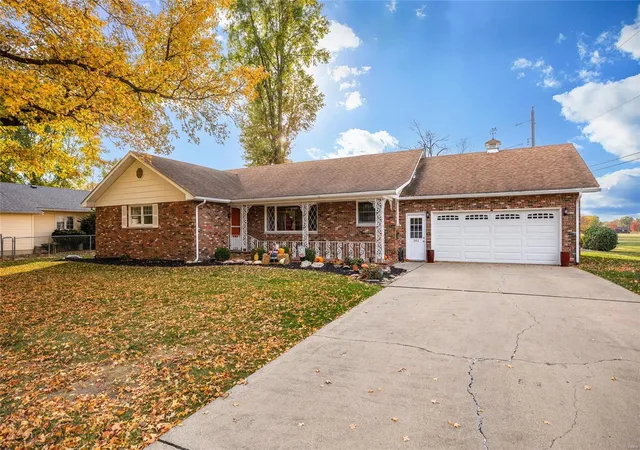Photo 1 of Single family home for sale at 501 N Deneen St, Staunton, IL 62088 | MLS# 24068516 | Listing updated on 2024-12-05