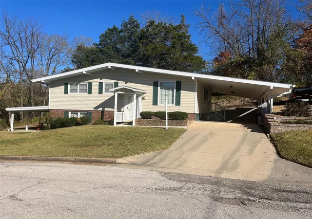 Photo 1 of Single family home for sale at 1105 Schriewer Dr, Hermann, MO 65041 | MLS# 24068886 | Listing updated on 2024-12-09