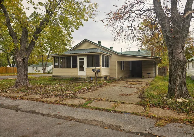 Photo 1 of Single family home for sale at 818 N Sassafrass St, Dexter, MO 63841 | MLS# 24068890 | Listing updated on 2024-11-07
