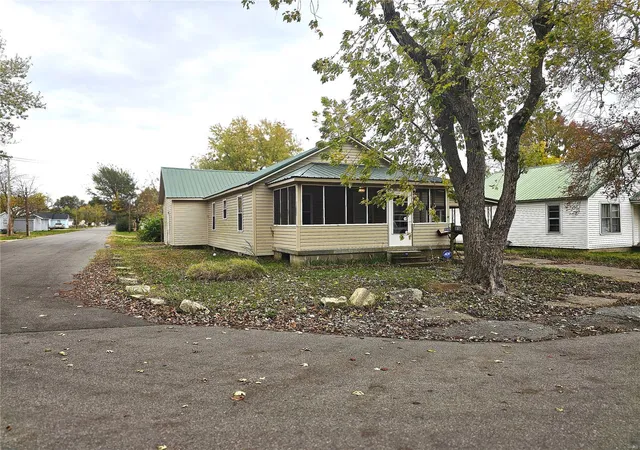 Photo 2 of Single family home for sale at 818 N Sassafrass St, Dexter, MO 63841 | MLS# 24068890 | Listing updated on 2024-11-07