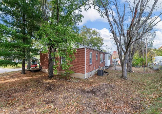 Photo 3 of Sale Pending at 9472 Yorktown Dr, Saint Louis, MO 63137 | MLS# 24068891 | Listing updated on 2024-11-25