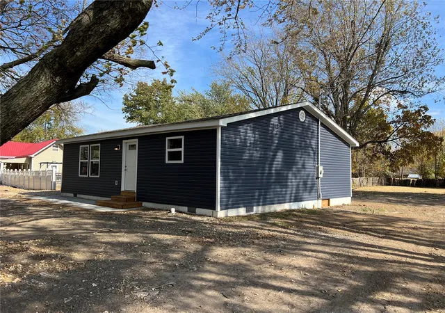 Photo 2 of Sale Pending at 814 Stella St, Montgomery City, MO 63361 | MLS# 24068905 | Listing updated on 2024-12-02