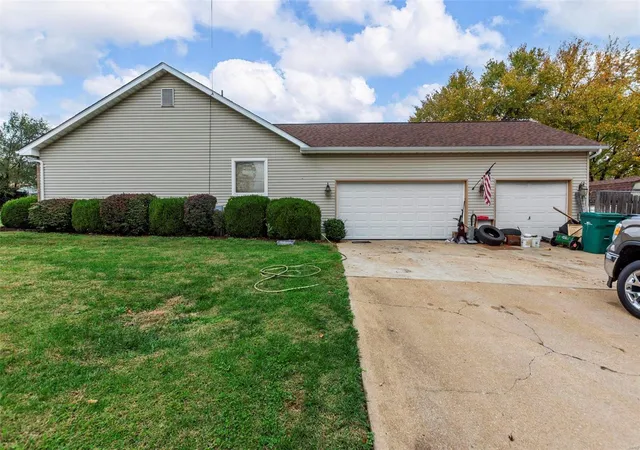 Photo 2 of Single family home for sale at 33 W Waymire Ave, Saint Louis, MO 63119 | MLS# 24068914 | Listing updated on 2024-11-29