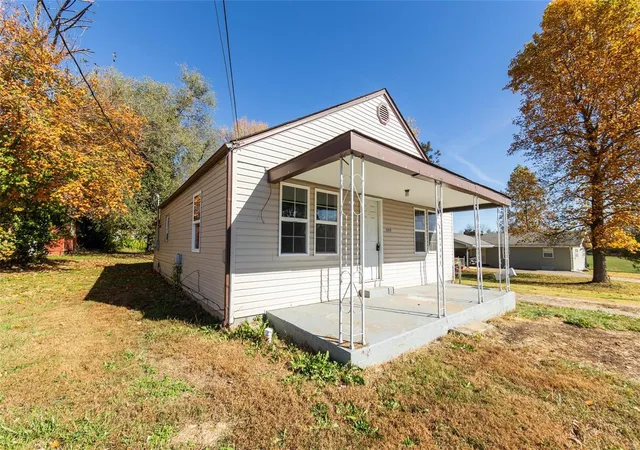Photo 3 of Sale Pending at 1008 E Hawkins St, Salem, MO 65560 | MLS# 24069184 | Listing updated on 2024-11-06