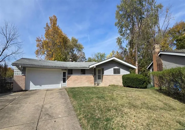 Photo 2 of Sale Pending at 11 Oxford Pl, Saint Charles, MO 63301 | MLS# 24069718 | Listing updated on 2024-12-10