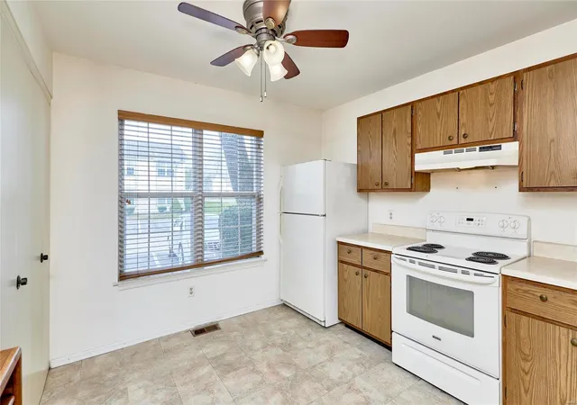 Photo 3 of Sale Pending at 92 Sugar Bend Ct, Saint Peters, MO 63376 | MLS# 24069721 | Listing updated on 2024-12-04
