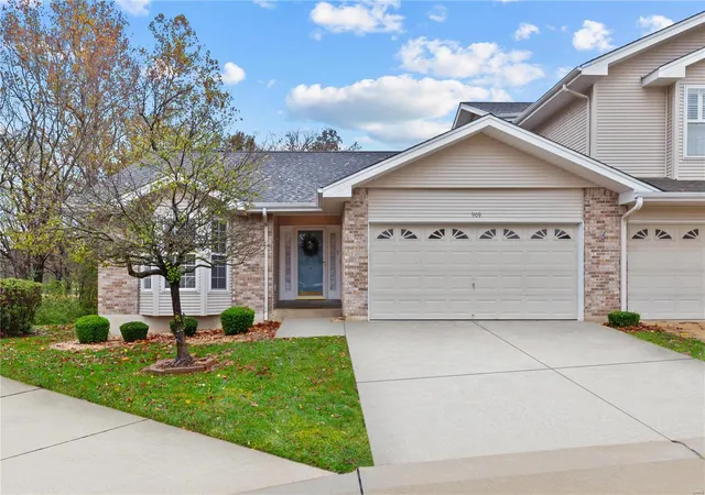 Photo 1 of Sale Pending at 909 Palmer Ct, Lake Saint Louis, MO 63367 | MLS# 24069756 | Listing updated on 2024-11-11